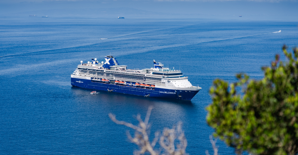 Fotografía de un crucero de la naviera Celebrity cruises en el mar por Europa