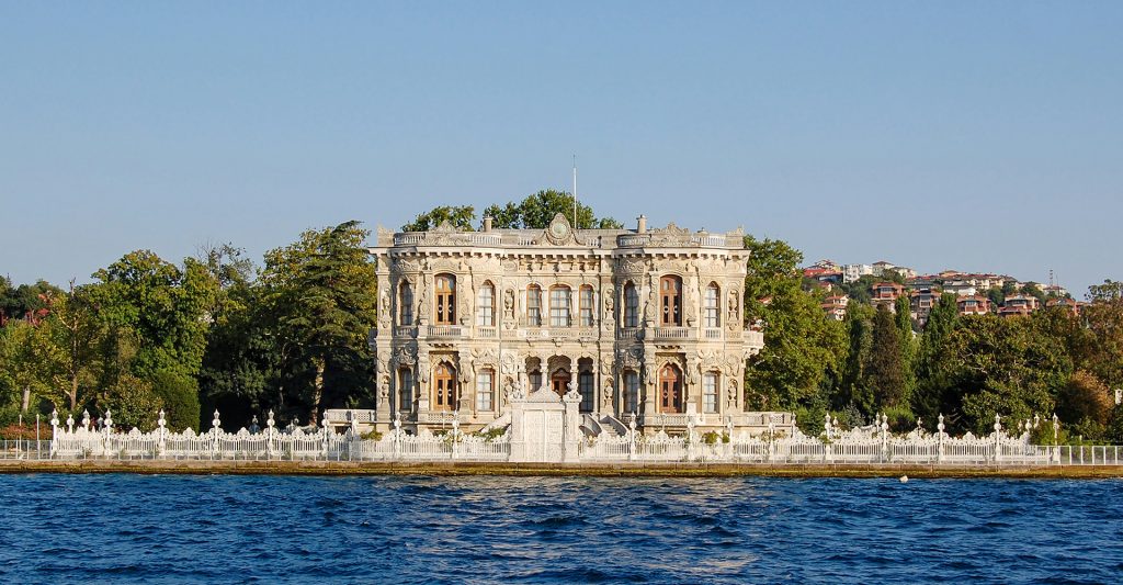 El palacio Küçüksu Kasrı en Estambul, Turquia Imagen del palacio Kucuksu Kasrı en Estambul, Turquía, escala de crucero