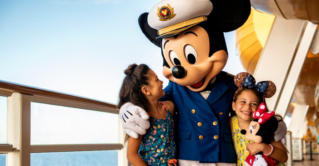 Mickey abrazando dos niñas felices en un crucero de Disney Fotografía de Mickey abrazando a dos niñas felices en un crucero de Disney Cruise Lines