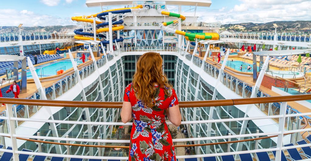 Mujer en un crucero RCI mirando las vistas del barco