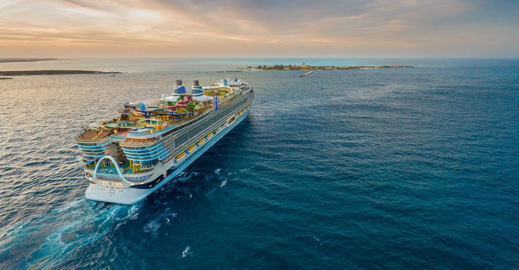 Fotografía de un crucero RCI Icon of the Seas en el mar