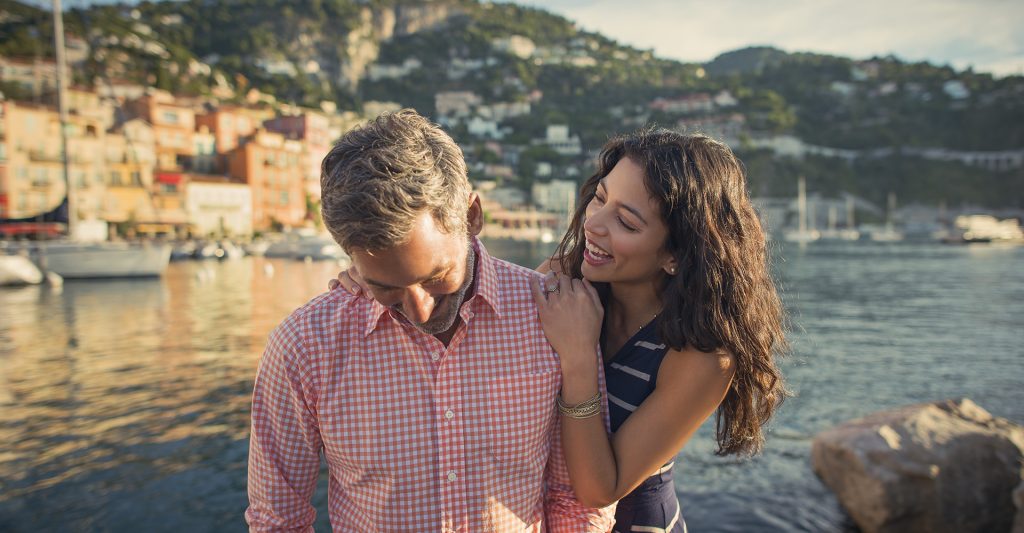 Fotografía de una pareja feliz en escala de crucero en el mediterráneo 
