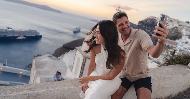 pareja-escala-santorini-mediterraneo-celebrity