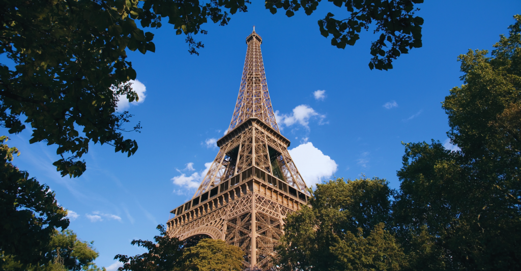 Fotografía de la Torre Eiffel con cielo despejado en París, destino de crucero