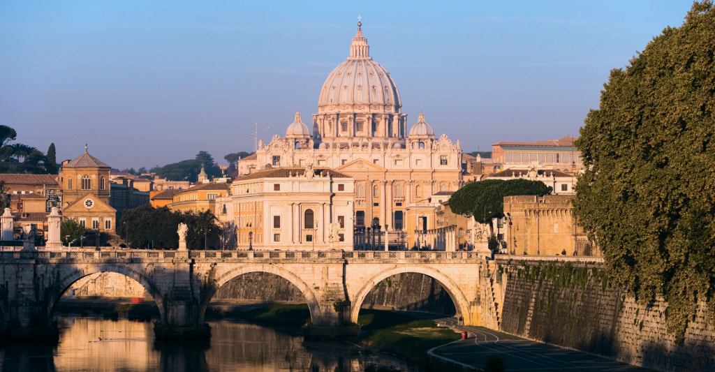 Fotografía del Vaticano y un río en Roma, destino de crucero
