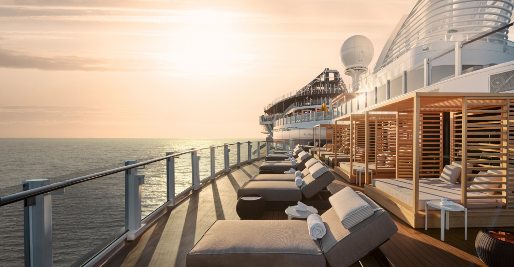 Crucero de expedición en las Islas Galápagos rodeado de fauna y paisajes volcánicos