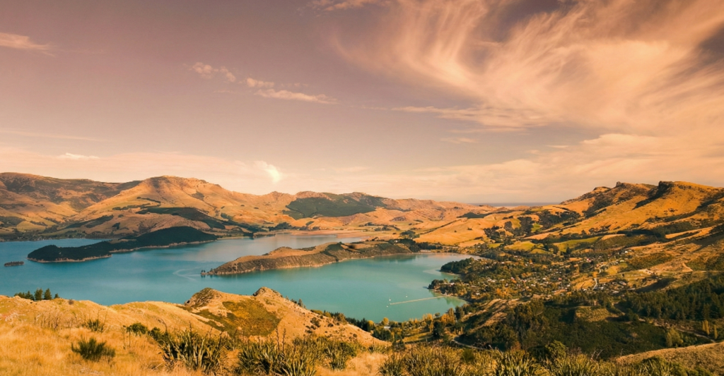 Crucero de expedición en las Islas Galápagos rodeado de fauna y paisajes volcánicos