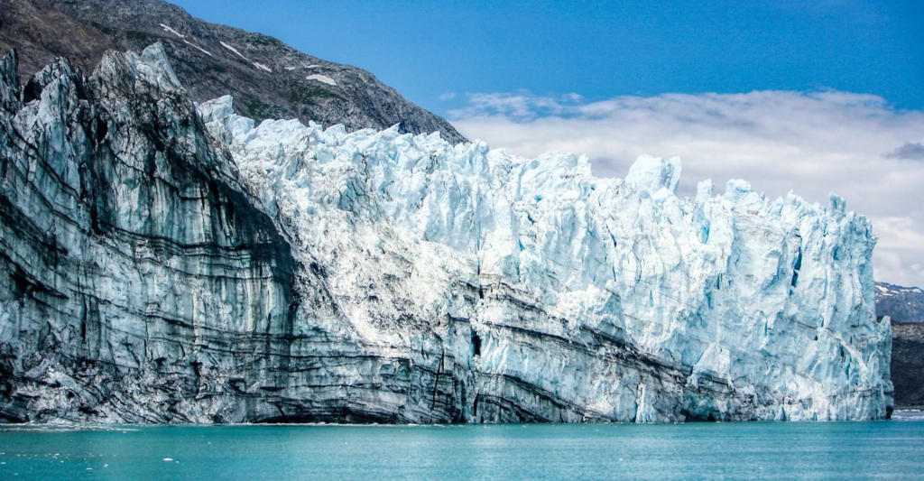 Fotografía de un glaciar entre montañas en Glacier Bay, destino de crucero