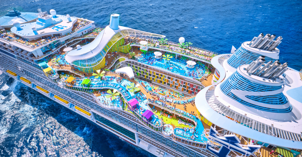 Vista superior de un barco de clase Icon de Royal Caribbean con piscinas, atracciones y zonas recreativas