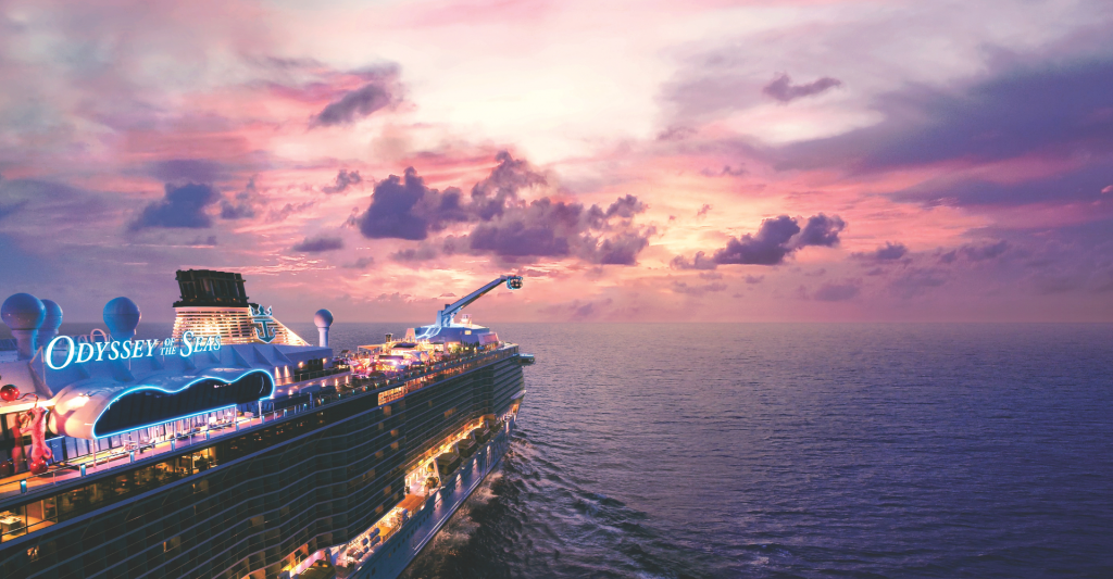 Crucero Odyssey of the Seas de Royal Caribbean navegando al atardecer con la cápsula North Star elevada.
