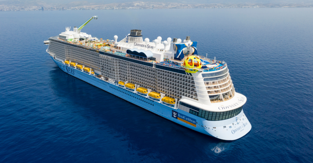 Vista superior de un barco de clase Quantum Ultra de Royal Caribbean con piscinas, atracciones y zonas recreativas.