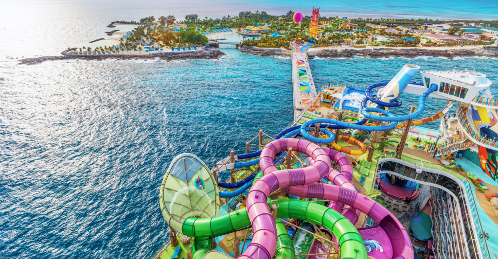 Parque acuático de Royal Caribbean en Perfect Day at CocoCay con toboganes de colores y barco atracado