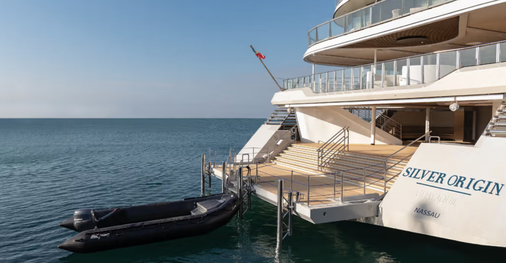 Silver Origin navegando por las Islas Galápagos en un entorno natural protegido