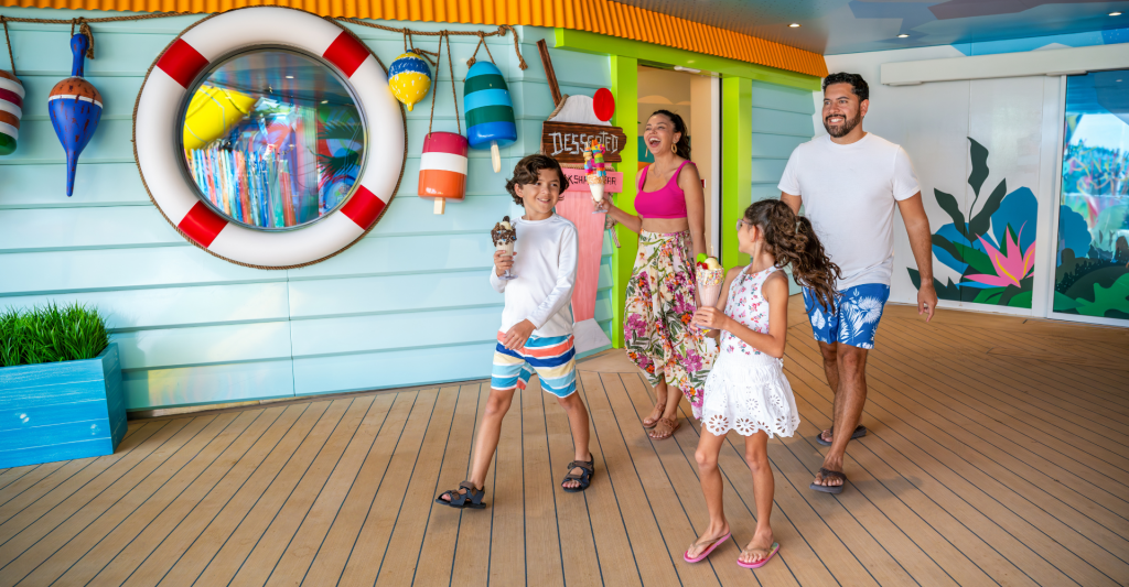 Familia paseando por una zona temática infantil a bordo de un crucero de Royal Caribbean.