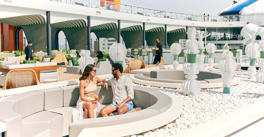 Imagen de una pareja relajándose en la cubierta a bordo de un crucero Celebrity