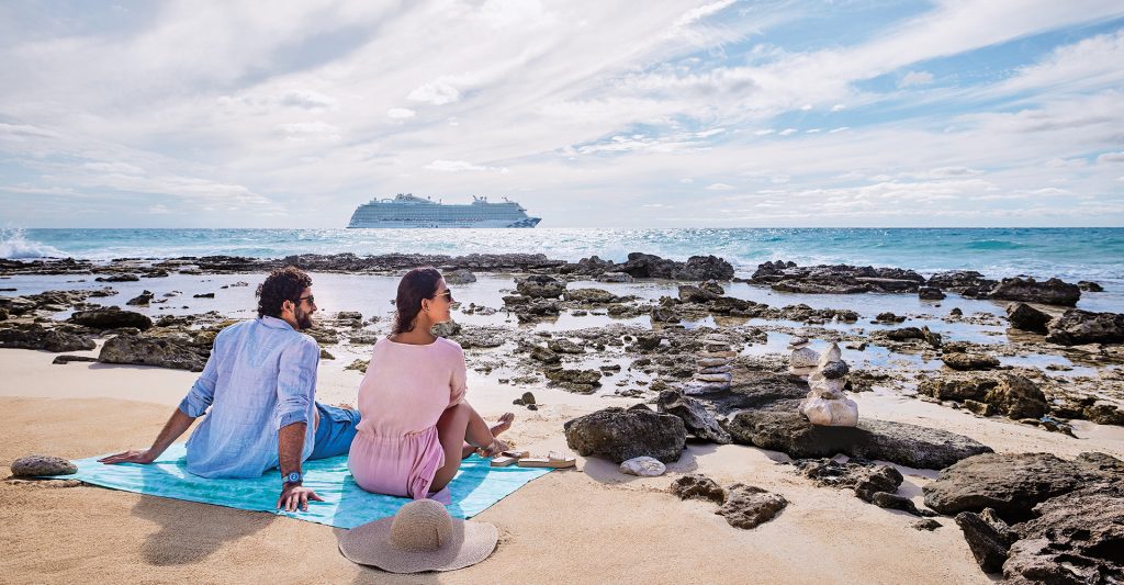 Imagen de una pareja en una playa, en su escala de crucero Enchanted de la naviera Princess Cruises
