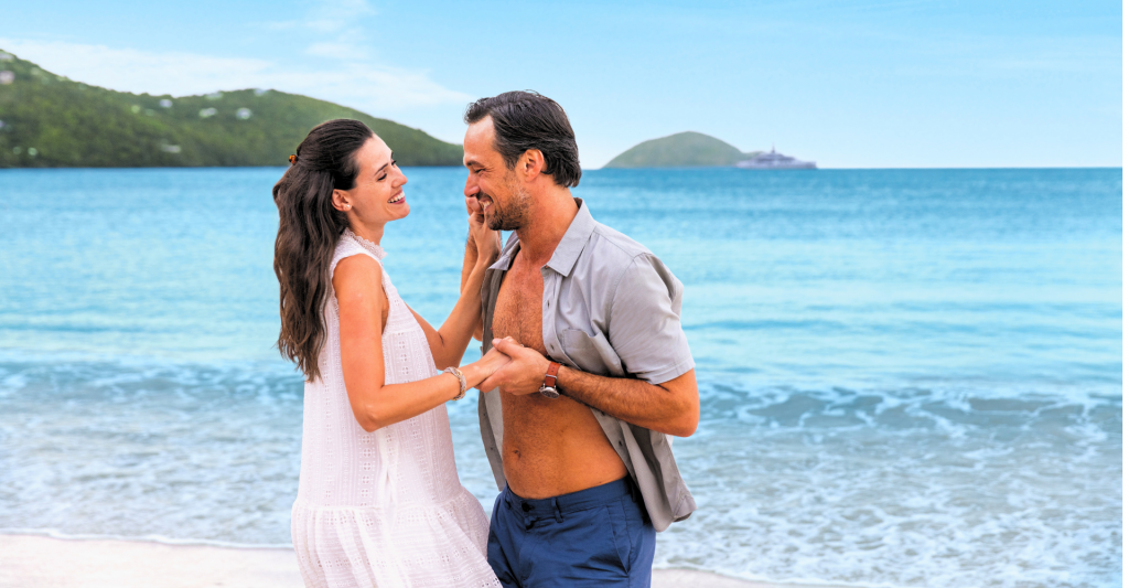 Fotografía de una pareja feliz en una playa en el caribe, destino de crucero