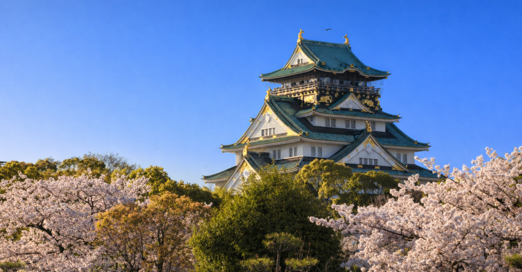 Fotografía del castillo de Osaka rodeado de cerezos en flor, destino crucero