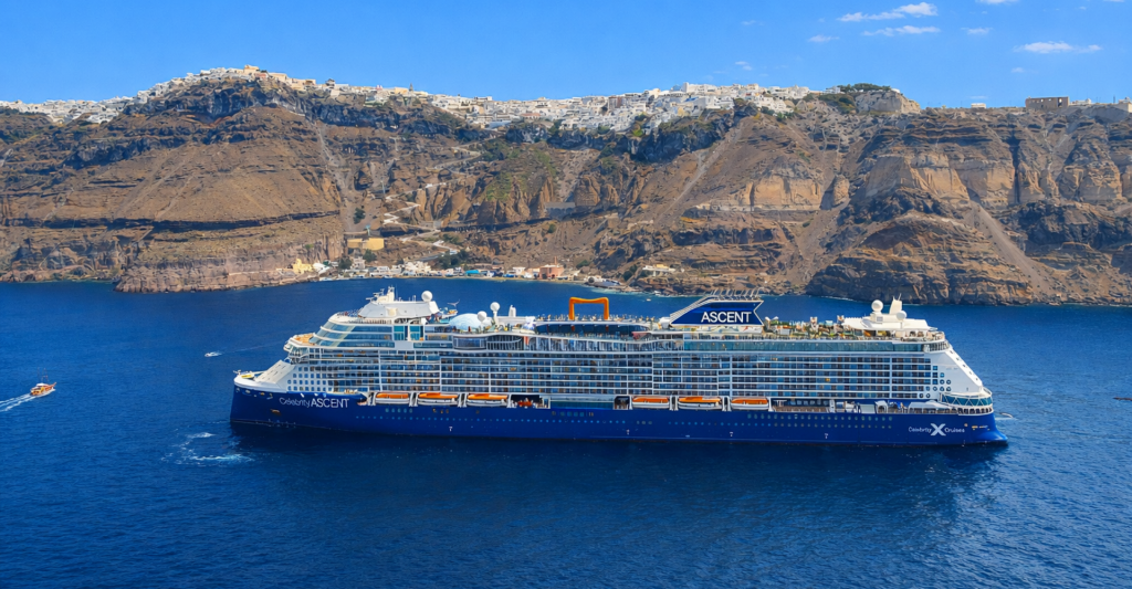 Crucero celebrity cruises en Santorini Fotografía aérea de un crucero Celebrity Cruises en Santorini