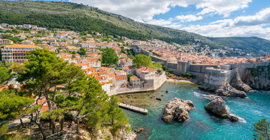 Fotografía aérea de la ciudad de dubrovnik, destino de crucero