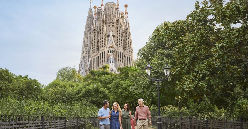 Familia en su escala de crucero en Barcelona Fotografía de una familia en la Sagrada Familia de Barcelona, la escala de su crucero de Mediterráneo