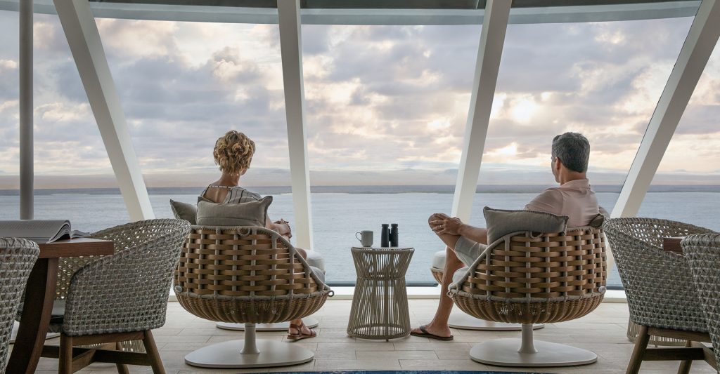 Una pareja en el Observatory de Celebrity Cruises Fotografía de una pareja en el Observatory de Celebrity Cruises, admirando su próxima escala
