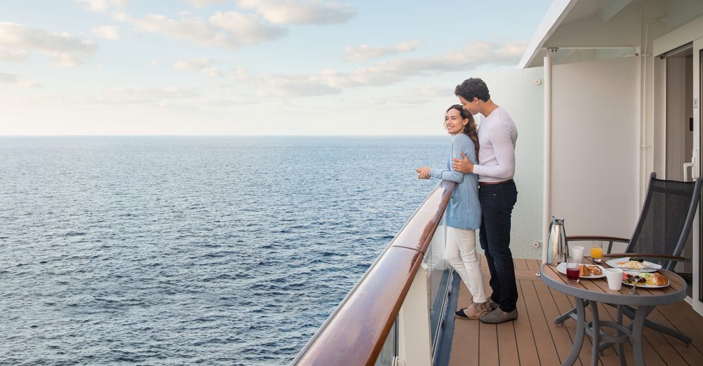 Una pareja en un balcón de Celebrity Cruises admirando las vistas Fotografía de una pareja en un balcón de Celebrity Cruises admirando las vistas
