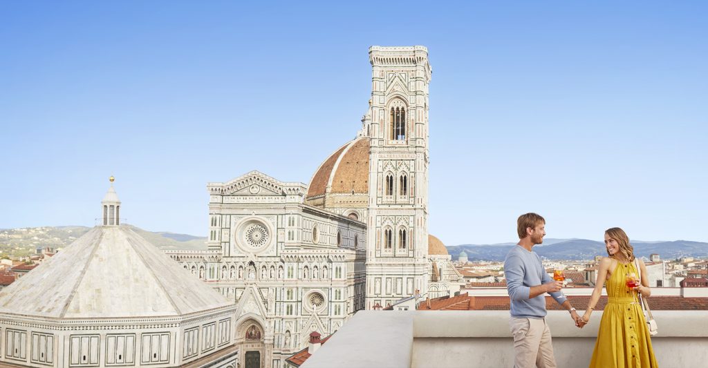 Fotografía de una pareja en Milán, la escala de su crucero de Mediterráneo