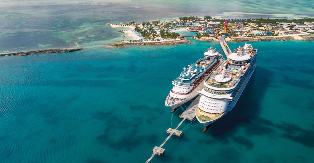 Fotografía de cruceros RCI en una escala en el Caribe Fotografía aérea de dos cruceros RCI en una escala en el Caribe