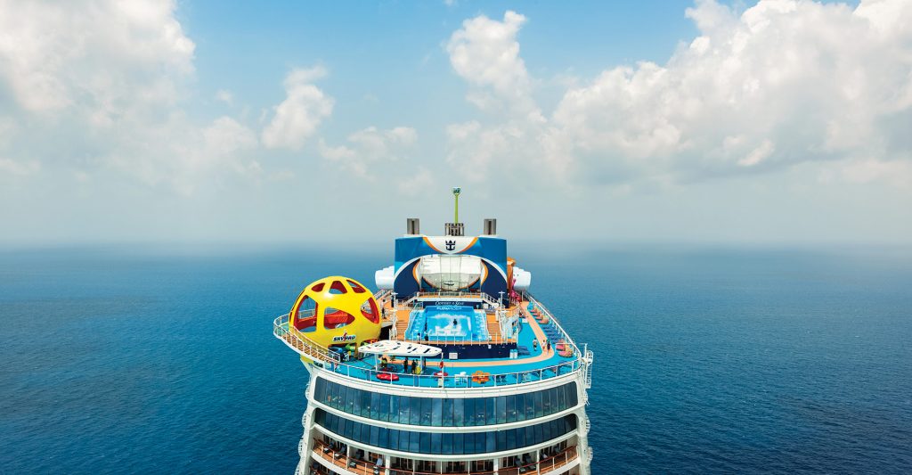 Imagen de la parte superior de un barco Royal Caribbean en el Caribe en mitad del mar