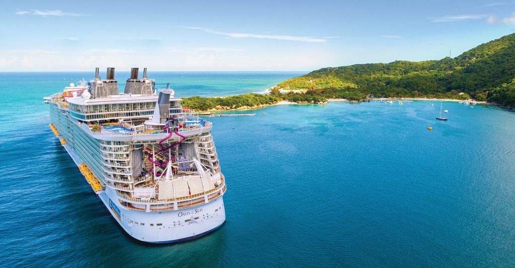 Imagen de un crucero de Royal Caribbean, el Oasis of the Seas, en mitad del mar en un trayecto por el Caribe