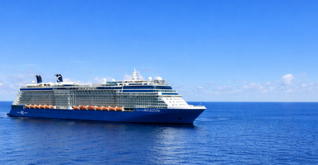 Fotografía de un crucero de celebrity cruises en el mar en un dia soleado