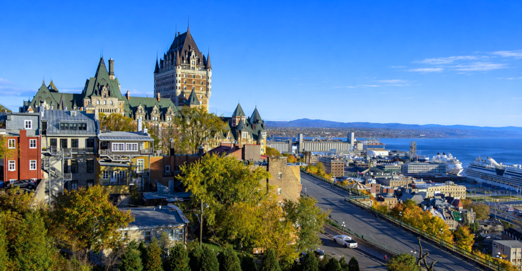 Fotografía de la ciudad de Quebec en Canadá, en un dia soleado, destino crucero