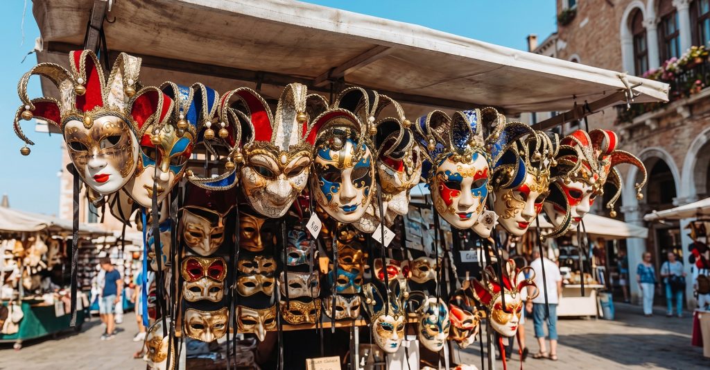 Las máscaras venecianas, uno de los símbolos más reconocibles de Venecia y su carnaval Puesto de máscaras tradicionales venecianas en una calle del centro histórico de Venecia