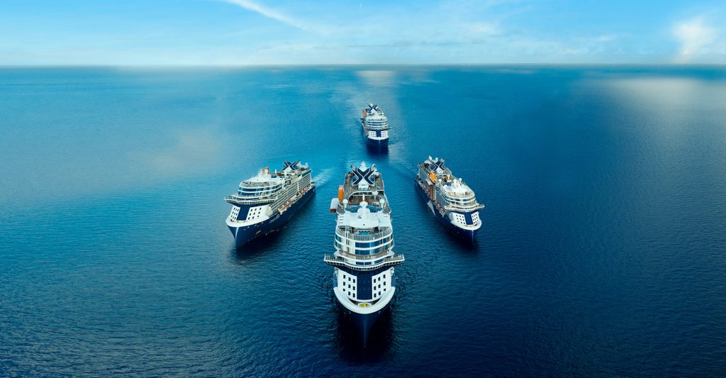 Flota de barcos de Celebrity Cruises en alta mar Barcos de la flota de Celebrity Cruises navegando en mar abierto vistos desde una perspectiva aérea.