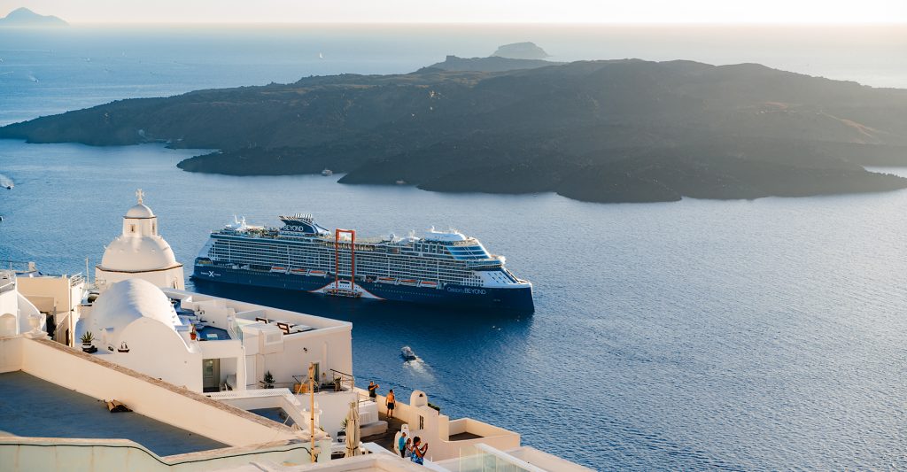 Cruceros por las Islas Griegas con Celebrity Cruises Barco de Celebrity Cruises navegando frente a Santorini durante un itinerario por las islas griegas.