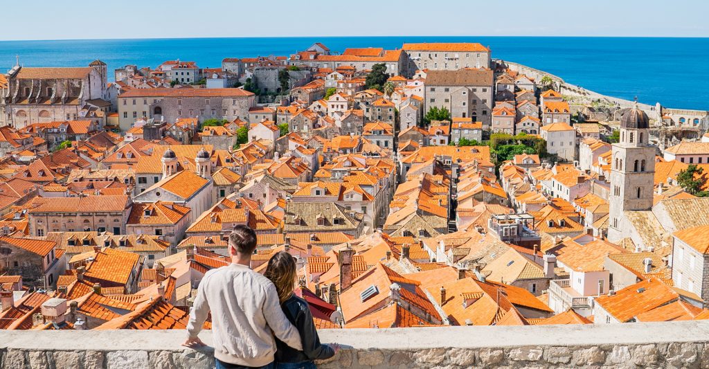 Destinos del Mediterráneo con Celebrity Cruises Pareja contemplando las vistas panorámicas de Dubrovnik durante una escala de un crucero Celebrity Cruises.