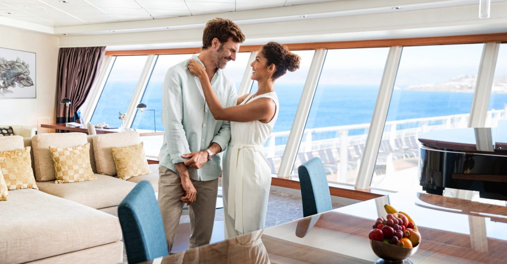 Suite de crucero con vistas al mar en las Islas Griegas ALT Pareja disfrutando de una suite con vistas al mar durante un crucero por las Islas Griegas