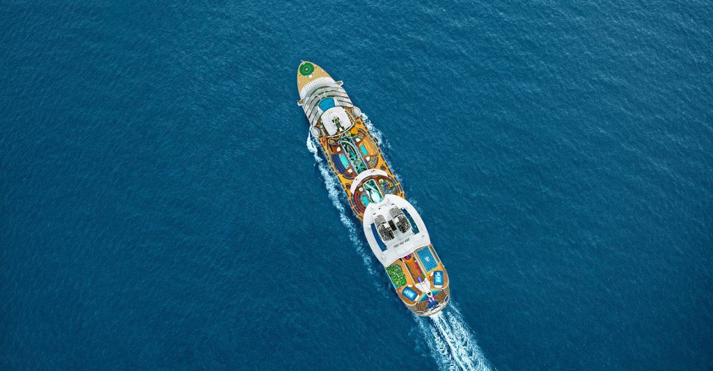 Crucero por las Islas Griegas navegando por el mar Egeo Crucero navegando por las aguas cristalinas del mar Egeo durante una ruta por las Islas Griegas
