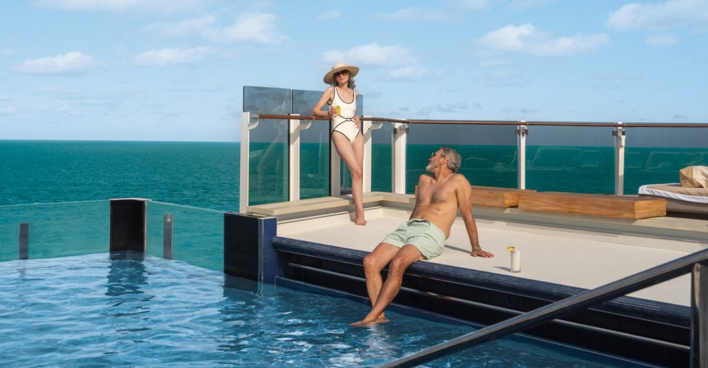 The Haven de NCL: privacidad y relax junto al mar Huéspedes disfrutando de una piscina exclusiva de The Haven en un crucero de Norwegian Cruise Line