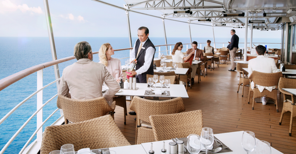 Gastronomía de lujo a bordo de Silversea para una Luna de Miel Restaurante al aire libre de Silversea durante un crucero de Luna de Miel