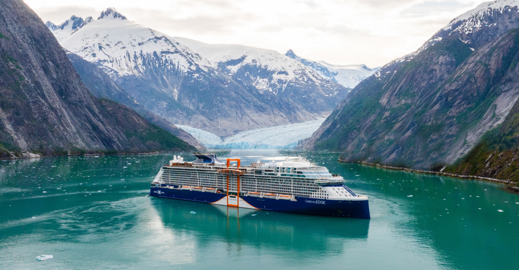 Crucero de Celebrity Cruises navegando frente a un glaciar en Alaska