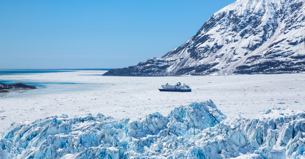 Crucero de Celebrity Cruises entre glaciares en Alaska Crucero de Celebrity Cruises navegando entre glaciares en Alaska