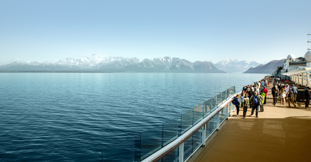 Crucero de Celebrity Cruises en Alaska Pasajeros disfrutando de las vistas desde un crucero de Celebrity Cruises en Alaska