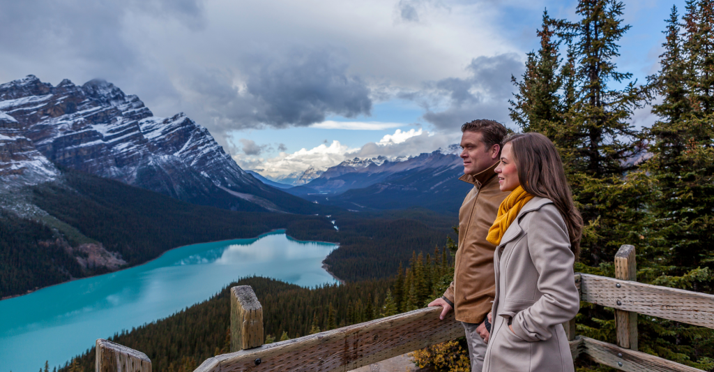 Pareja contemplando las Rocosas Canadienses durante un viaje con Celebrity Cruises