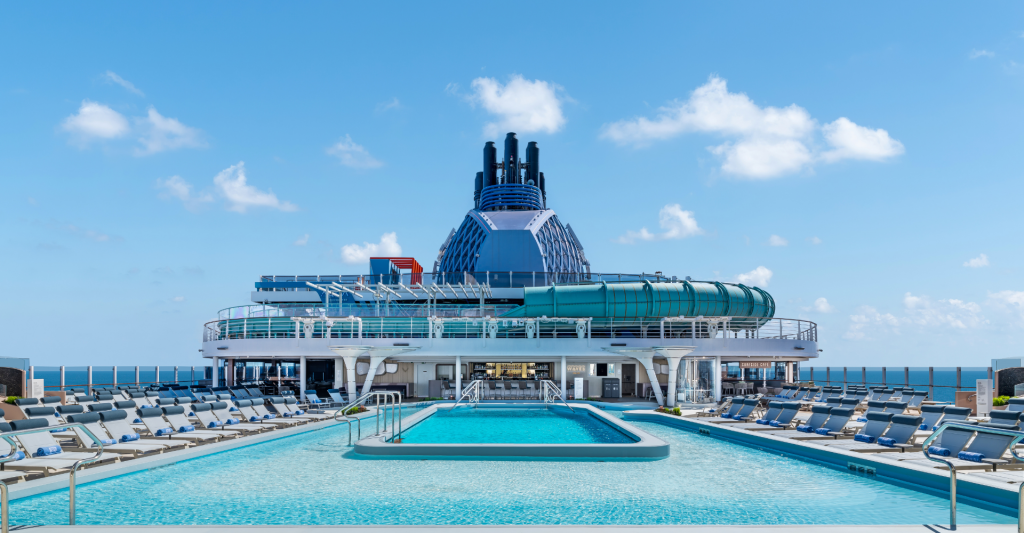Piscina principal y Aqua Slidecoaster a bordo del Norwegian Aqua