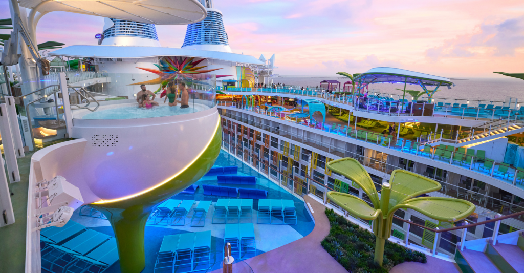 Zona Cloud 17 con piscina y jacuzzi suspendido en el Icon of the Seas