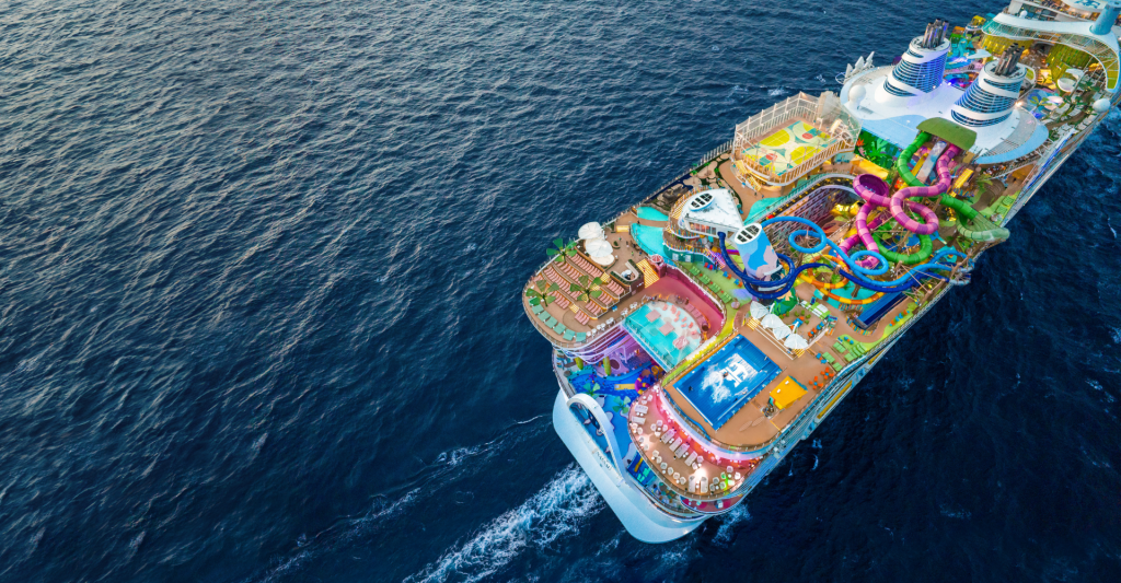 Vista aérea de la cubierta con Category 6 en el Icon of the Seas