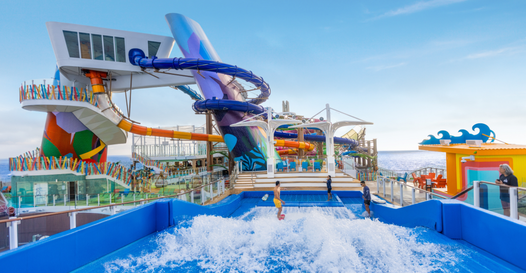 Simulador de surf FlowRider y parque acuático Category 6 en el Icon of the Seas
