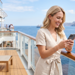 Mujer-movil-wifi-a-bordo-crucero